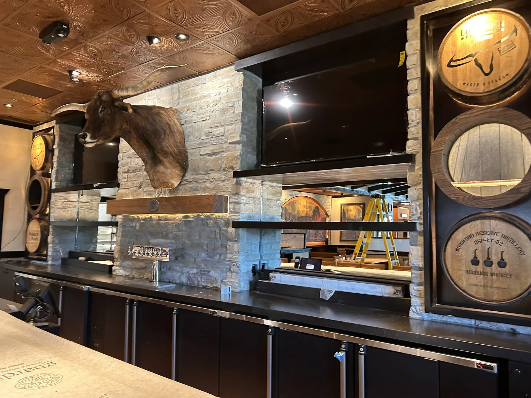 Finished stone veneer accent columns behind the bar at a LongHorn Steakhouse restaurant