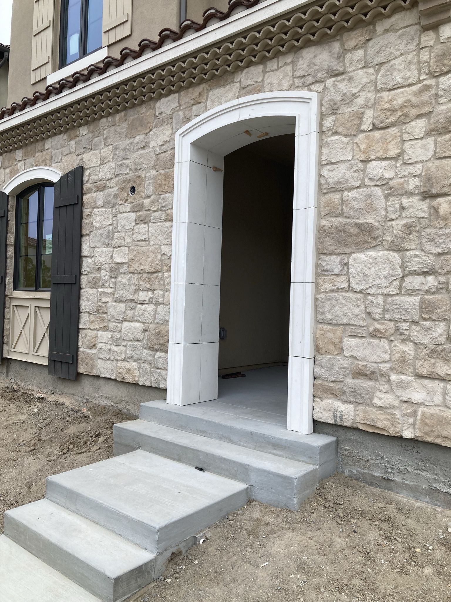 Exterior arch on stone precast by CMF Masonry